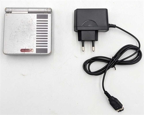 Gameboy Advance SP - Model AGS-001 - NES Edition - Konsol - SNR XEH14297641 (C Grade) (Genbrug)